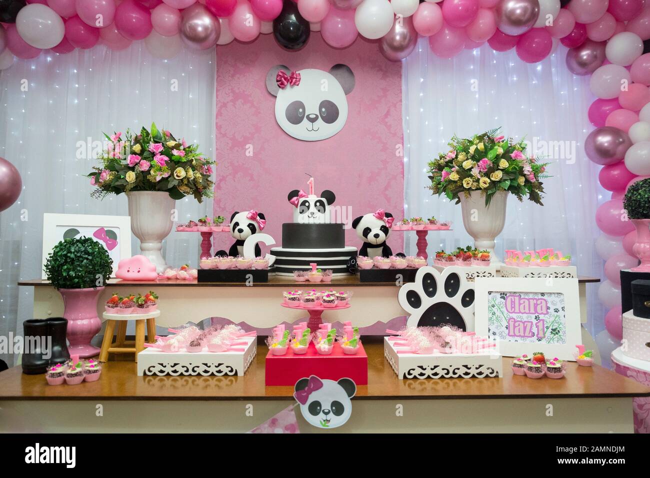 Mesa de dulces y pastel de cumpleaños. Fiesta De Las Niñas Decorada Con  Tema Panda - Decoración Delicada Rosa Y Blanca. fiesta de cumpleaños de 1  año Fotografía de stock - Alamy
