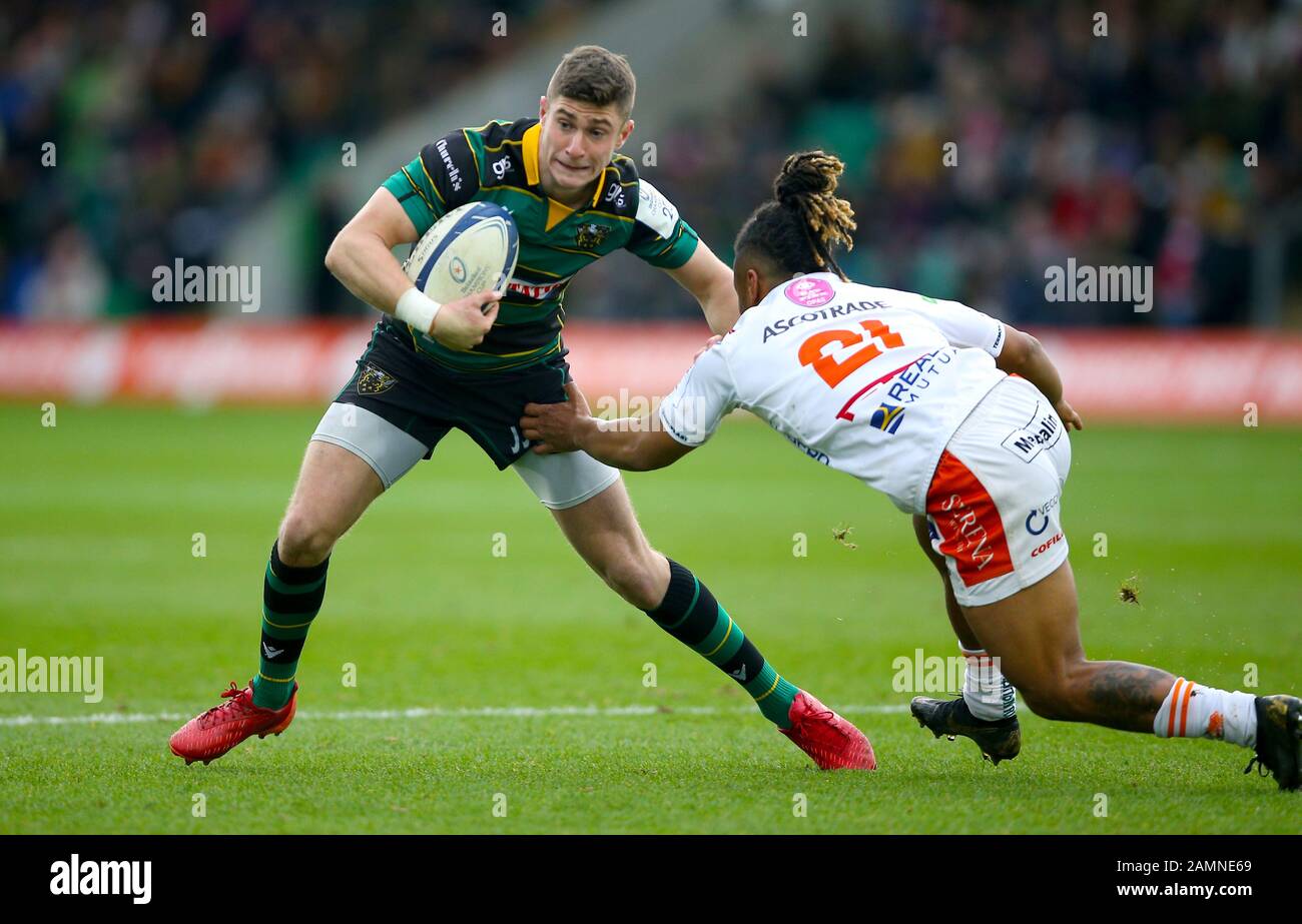 Los Santos de Northampton James Grayson (izquierda) son abordados por  Charly Trussardi, de Benetton Rugby Fotografía de stock - Alamy