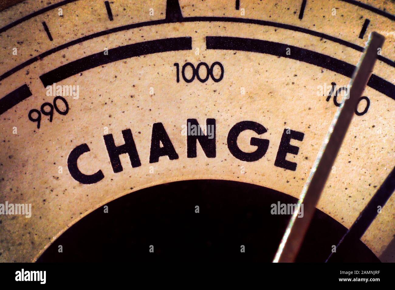 Detalle de primer plano de un barómetro que muestra el cambio. Concepto de cambio y Transición. Foto de stock