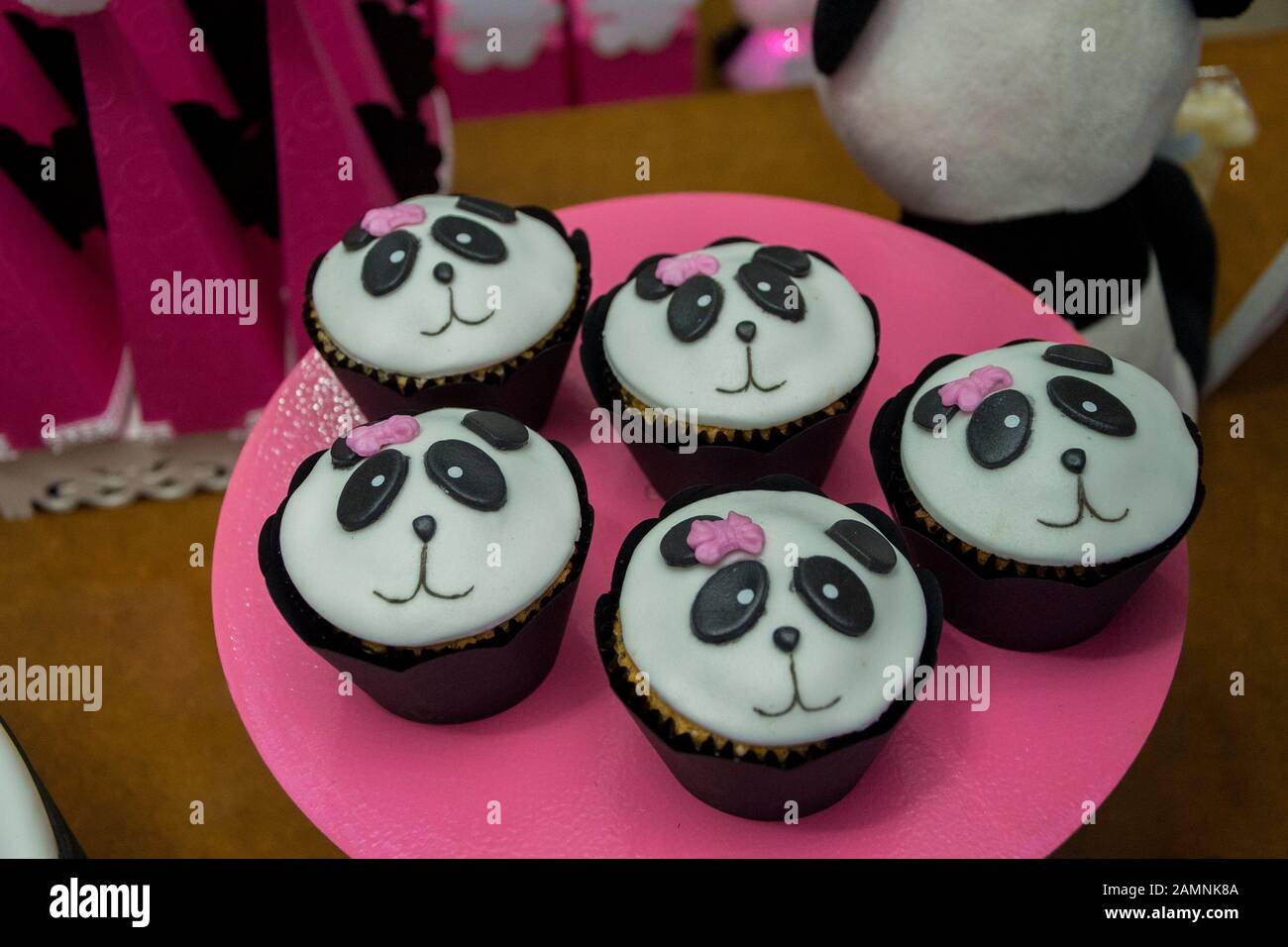 Vista superior de bandeja rosa con cupcakes Decorados Con Cara de pandas.  Dulces, pasteles y niña cumpleaños fiesta decoración detalles Fotografía de  stock - Alamy