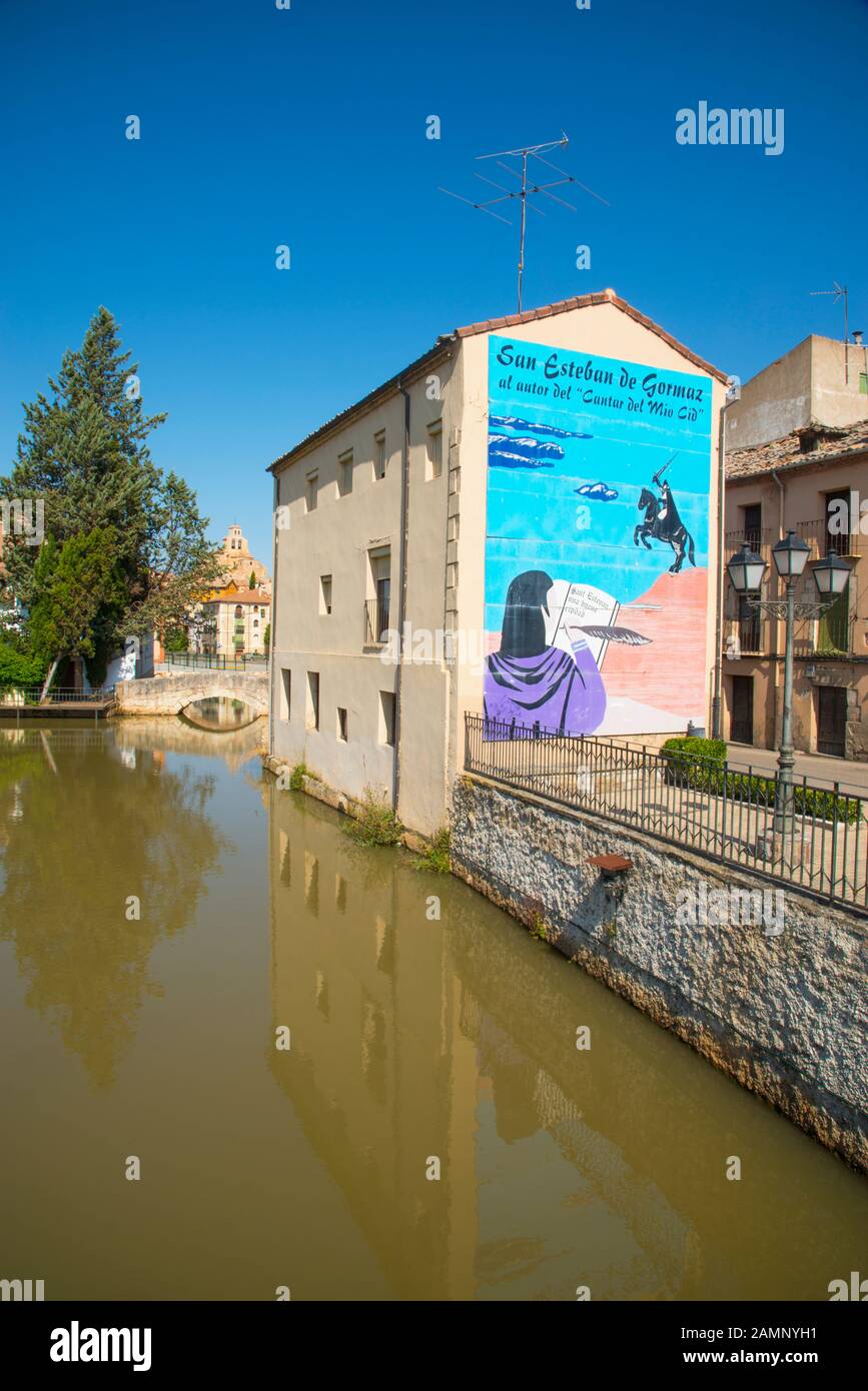 Río Duero y fachada con graffiti. San Esteban De Gormaz, Provincia De  Soria, Castilla León, España Fotografía de stock - Alamy