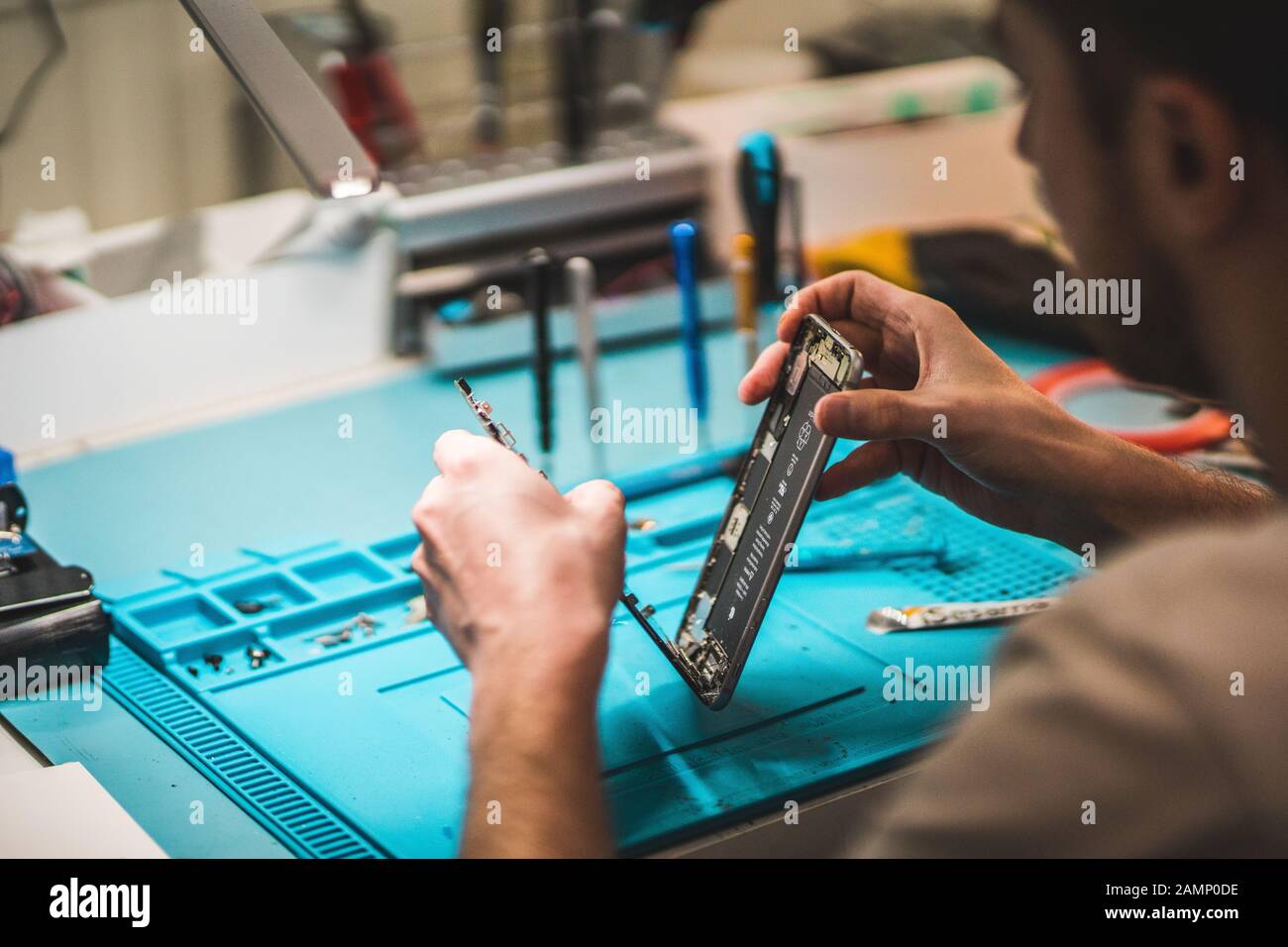 Reparacion de telefonos de casa fotografías e imágenes de alta