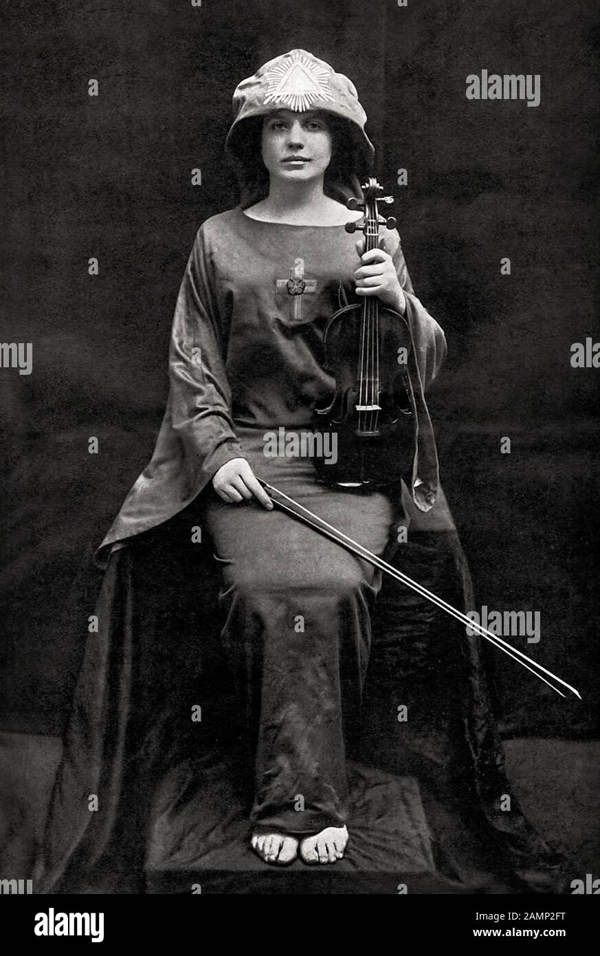 Leila “Laylah” Waddell (1880-1932) violinista australiano, fotografiado en túnicas ceremoniales para la representación de los ritos de Eleusis, realizado en Caxton Hall, Londres, durante octubre y noviembre de 1910. Fue la musa y amante del ocultista británico Aleister Crowley (1875-1947) y compuso la música para acompañar la actuación. Foto de stock