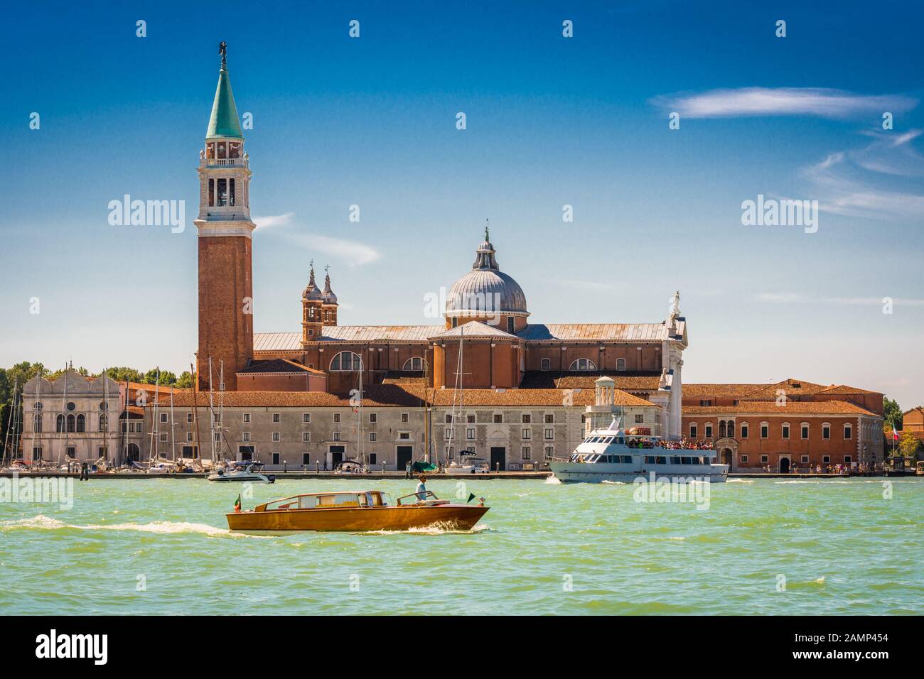 Venecia, Véneto/Italia 20 de agosto 2015: la Chiesa di San Giorgio Maggiore y el Gran Canal al atardecer, el Mar Adriático. Foto de stock