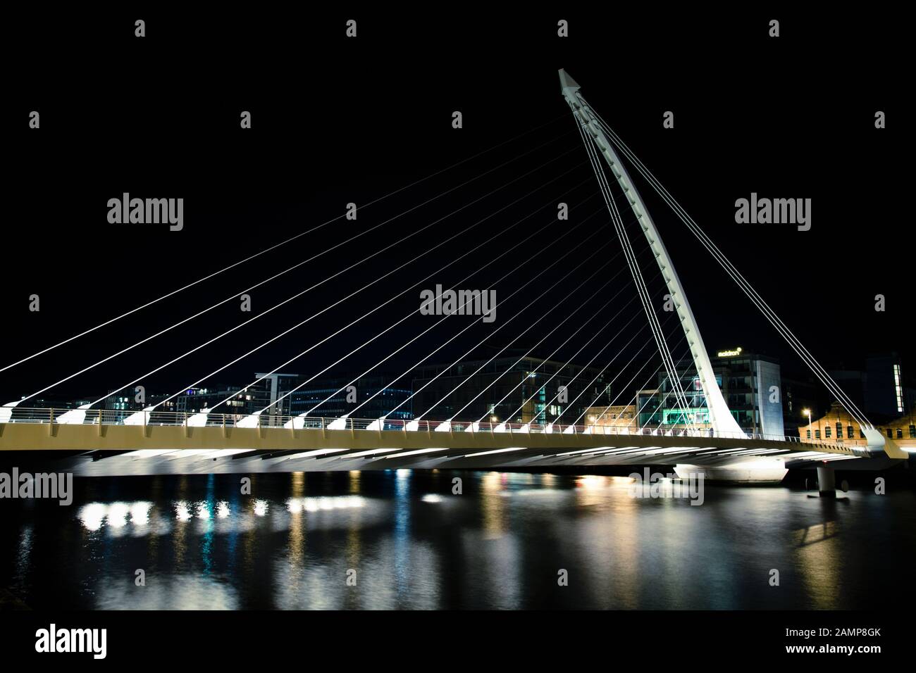 Dublín, Irlanda - 18 de agosto de 2012: Disparo nocturno de exposición lenta del puente Samuel Beckett sobre el río Liffey. Foto de stock