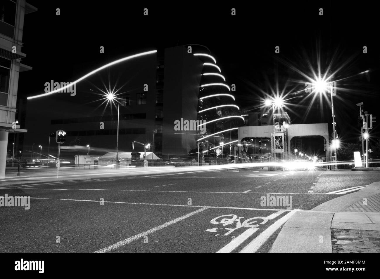 Blanco y negro Night Shot del Convention Center en Dublín, Irlanda. Foto de stock