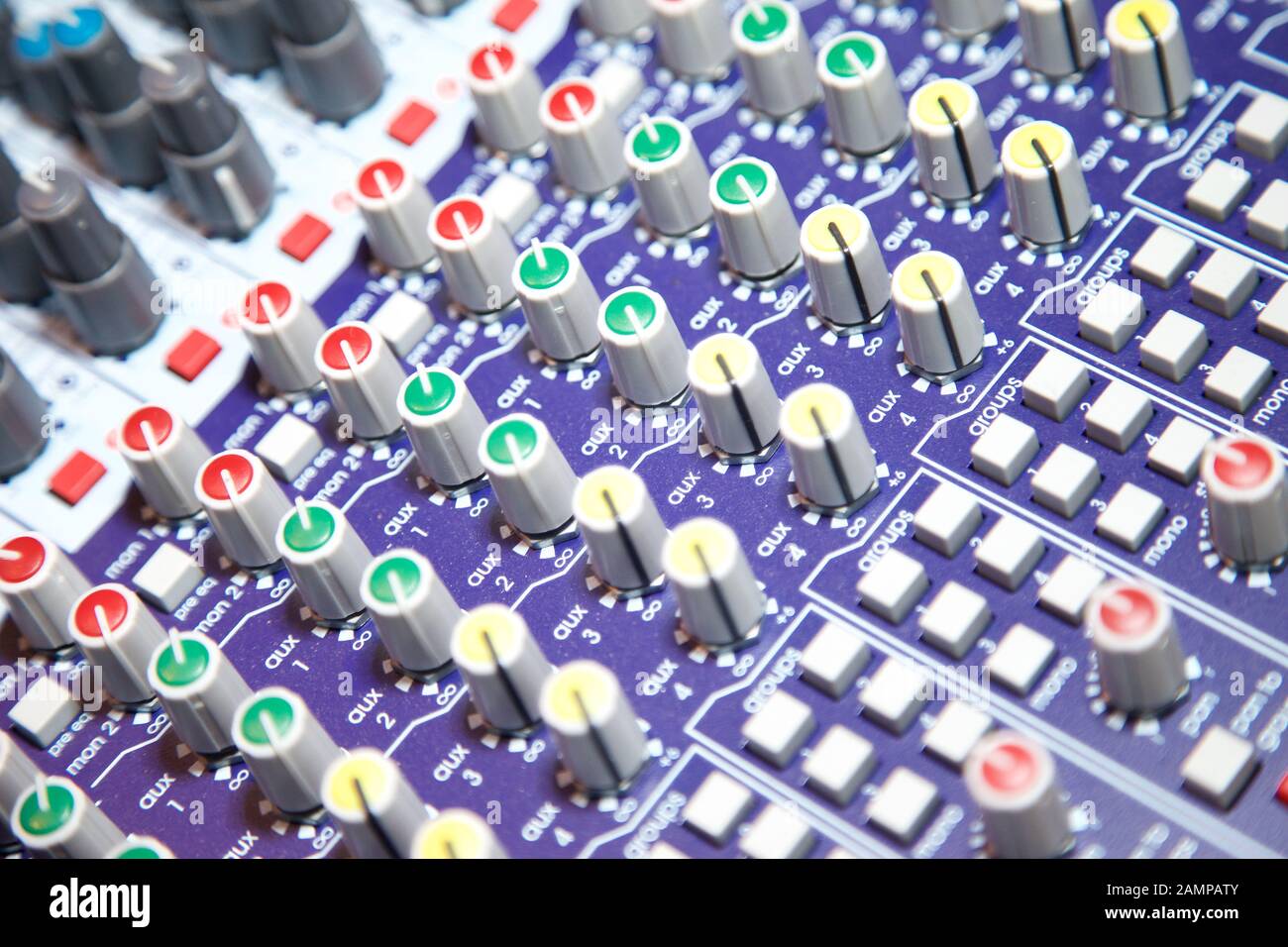 Cierre de los mandos e interruptores de una consola de mezcla de audio. Foto de stock