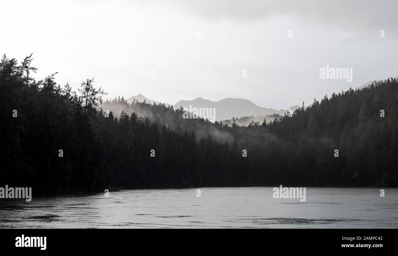 Lago Eibsee en tiempo lluvioso, mal tiempo, cerca de Grainau, Alta Baviera, Baviera, Alemania Foto de stock