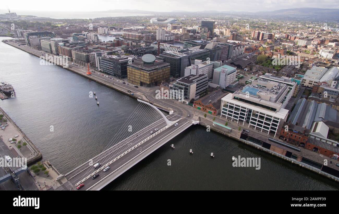 Antena drone vista del Samuel Beckett Bridge en Dublín, Irlanda. Foto de stock