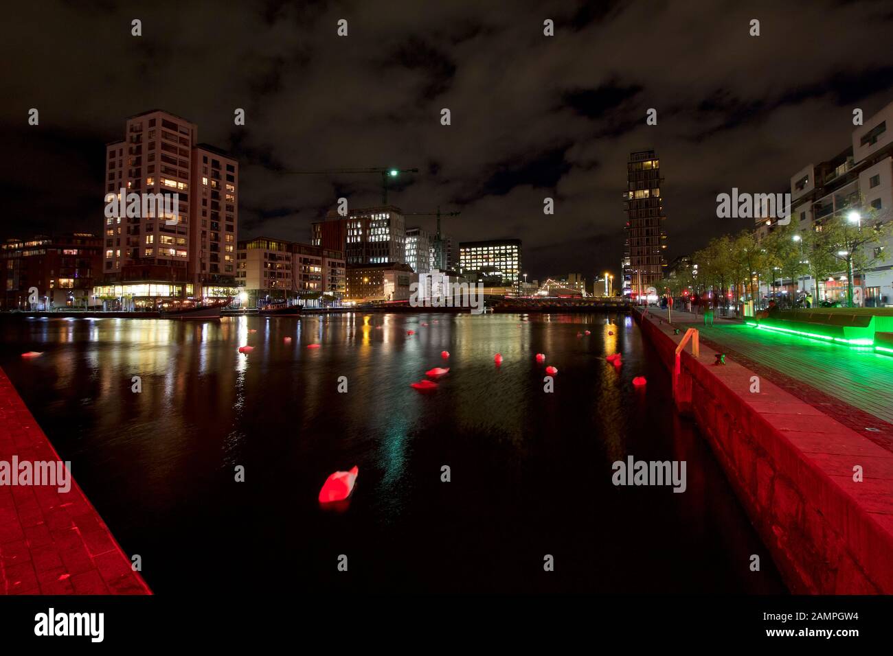 Night Shot de Grand Canal Dock en el lado sur de la ciudad de Dublín, Irlanda. Foto de stock