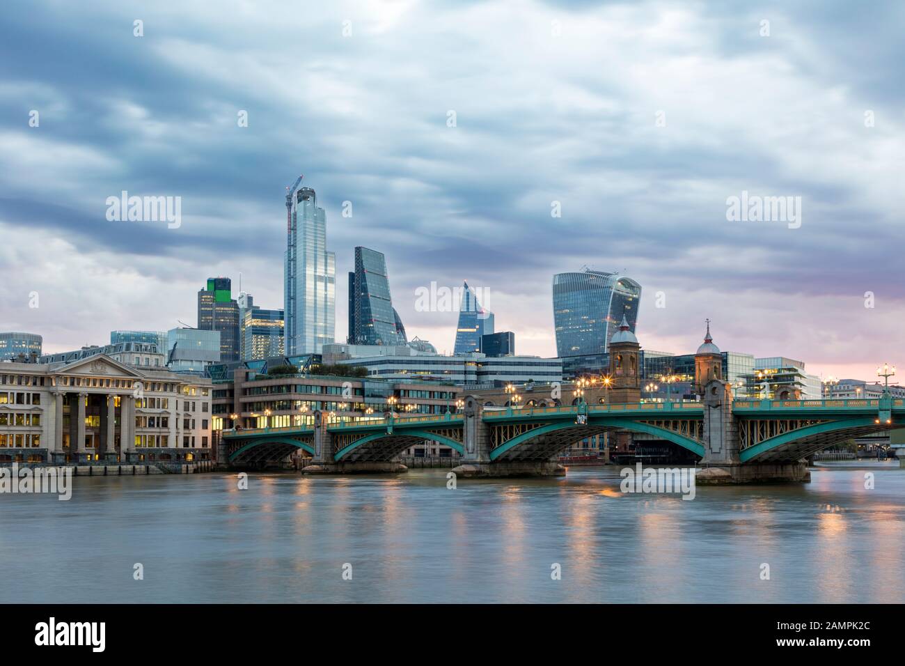 Crepúsculo temprano en la mañana sobre el puente Southwark y los edificios del distrito financiero, Londres, Inglaterra, Reino Unido Foto de stock