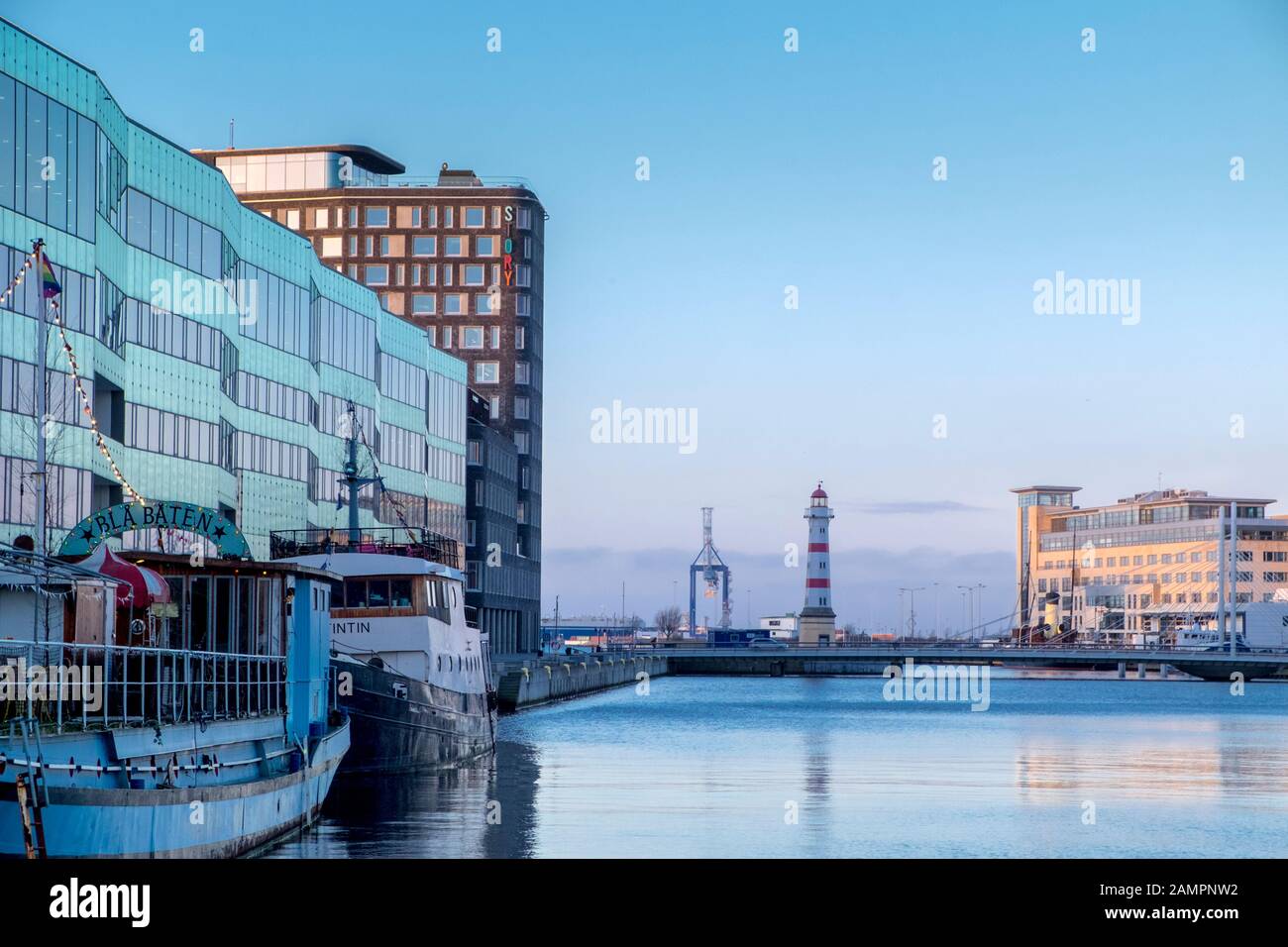 Malmo puerto con edificios y faro, Malmo, Suecia Fotografía de stock - Alamy