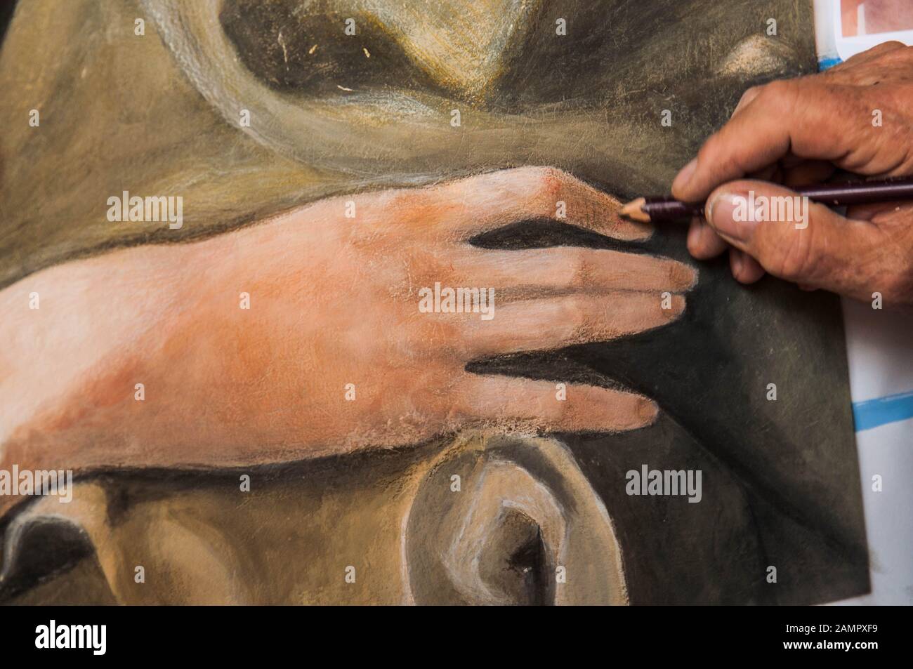 Un pintor enseña a pintar a una joven Foto de stock