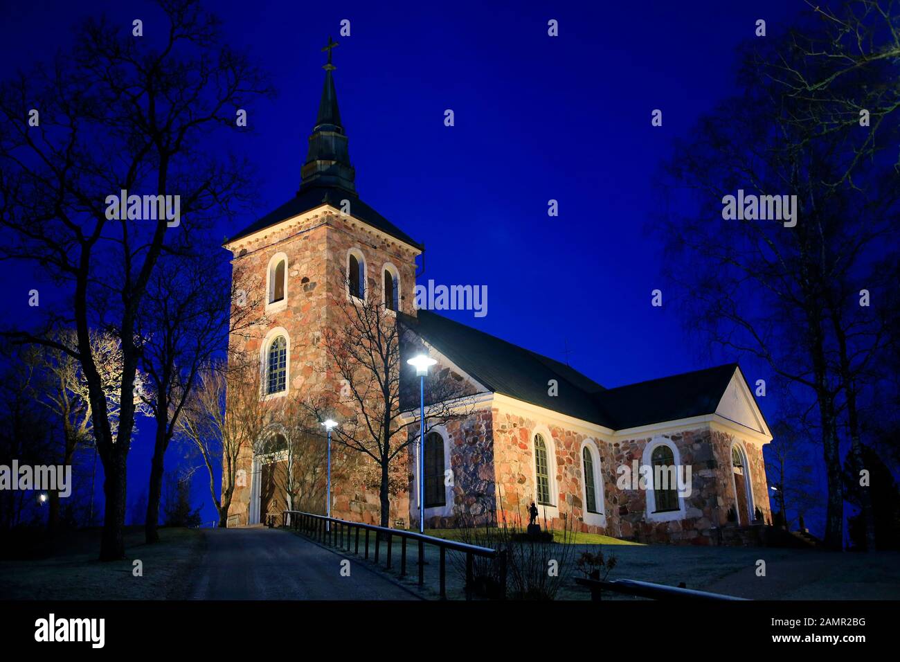 Iglesia iluminada de Uskela, diseñada por el arquitecto finlandés C. L. Engel y construida en 1832, en invierno. Salo, Finlandia. Enero De 2020. Foto de stock