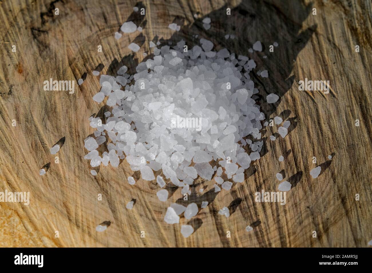 Ingrediente de grano de sal de cocina en la mesa de madera, nacl, cloruro de sodio, concepto de alimentos Foto de stock