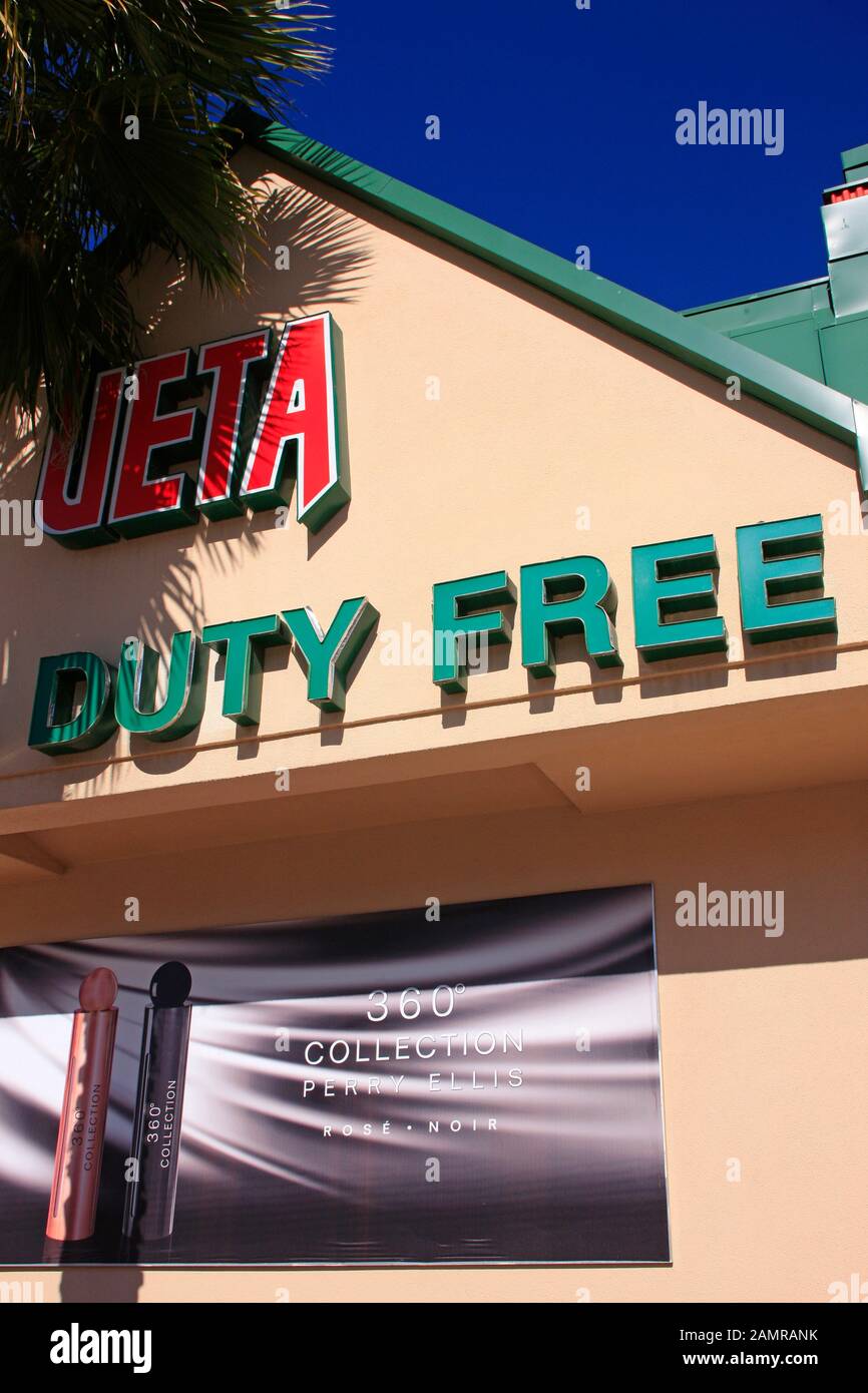 Tienda libre de impuestos UETA justo dentro de América en la ciudad  fronteriza México-Estados Unidos de Nogales, AZ Fotografía de stock - Alamy