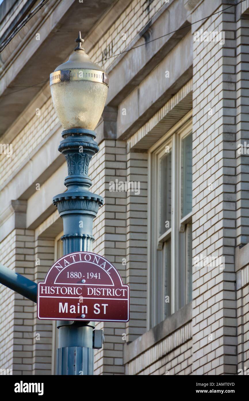 Señal del Distrito Histórico Nacional en Main Street en Cottage Grove, Oregon. Foto de stock