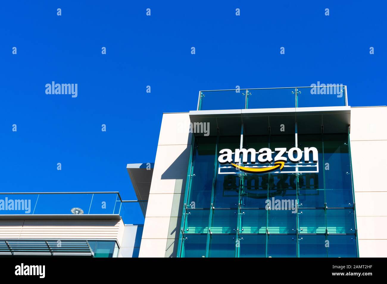 Logotipo de Amazon con su sonrisa naranja en la fachada de cristal del  campus de la empresa en Silicon Valley - Palo Alto, California, EE.UU. -  octubre de 2019 Fotografía de stock - Alamy