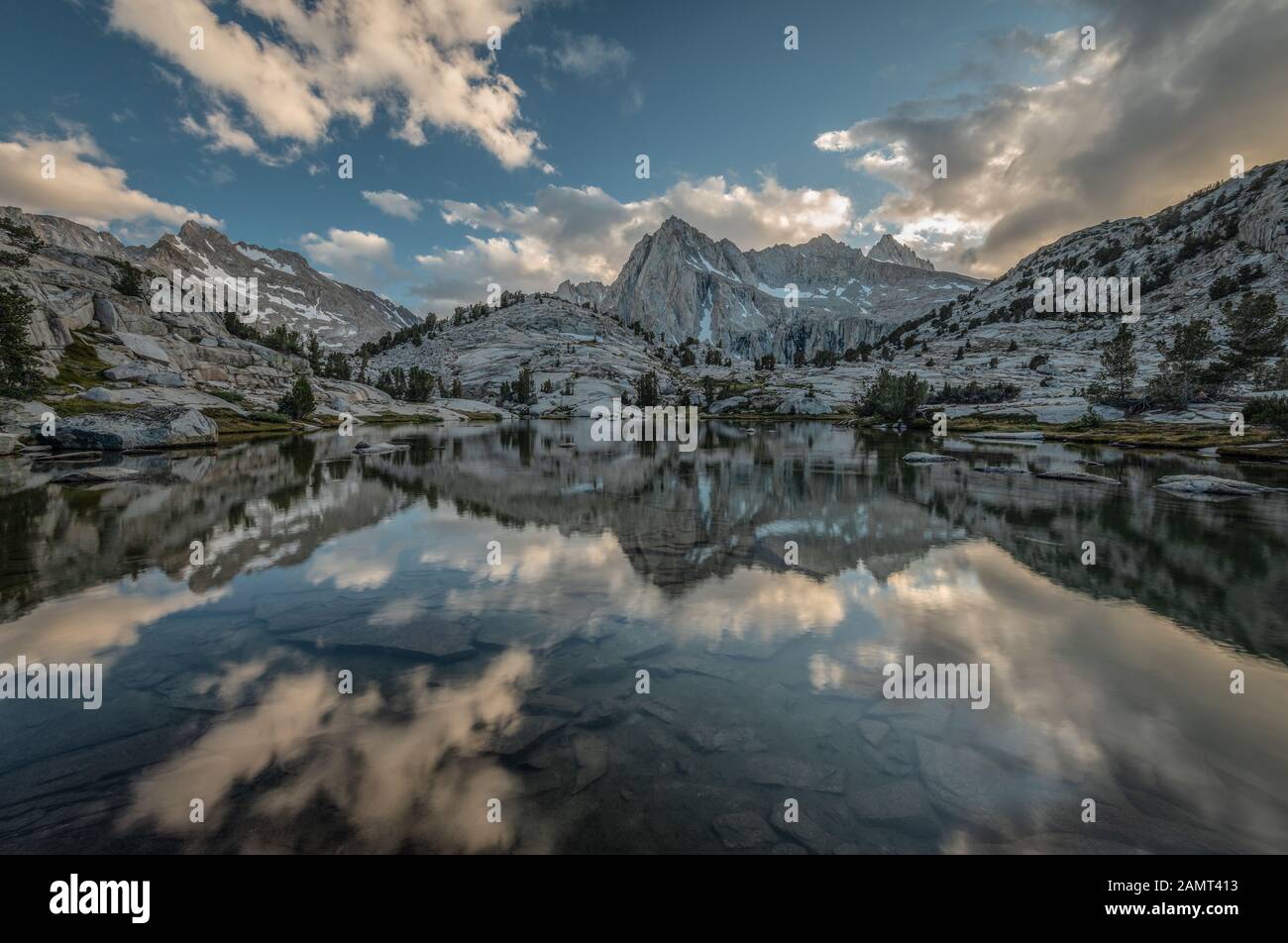 Fotografía reflexión pico en Lago Sailor, Bosque Nacional Inyo, California, EE.UU Foto de stock