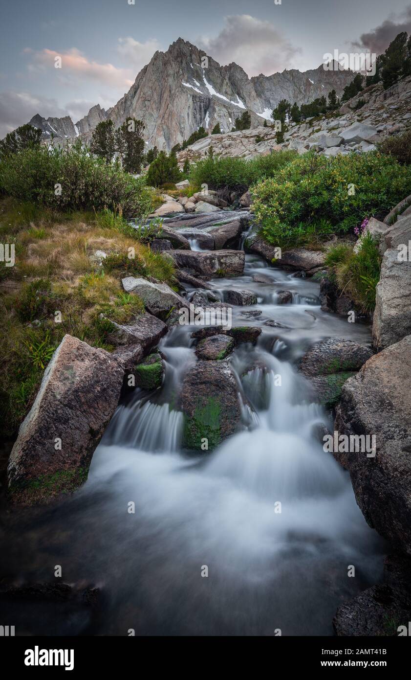 Picture Peak y Waterfall de Hungry Packer Lake, Inyo National Forest, California, Estados Unidos Foto de stock