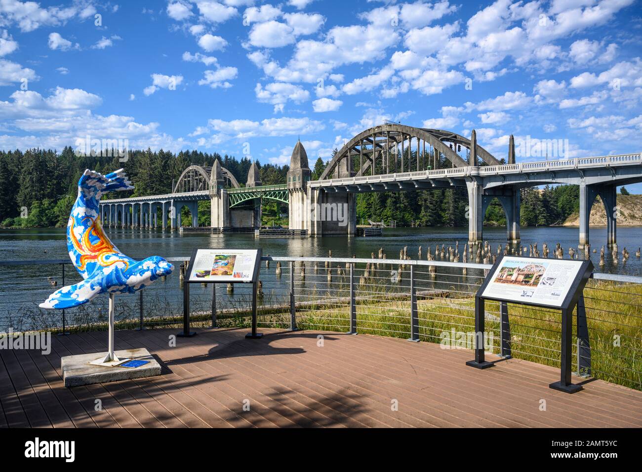 Siuslaw Riverfront Park y Siuslaw River Bridge en Florencia en la costa central de Oregon. Foto de stock