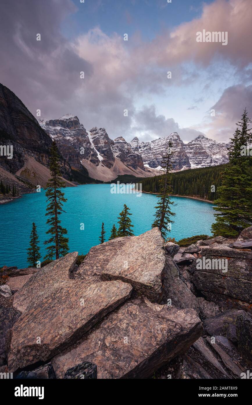 El Lago Moraine, el Valle de los Diez Picos, Parque Nacional de Banff, Alberta, Canadá Foto de stock