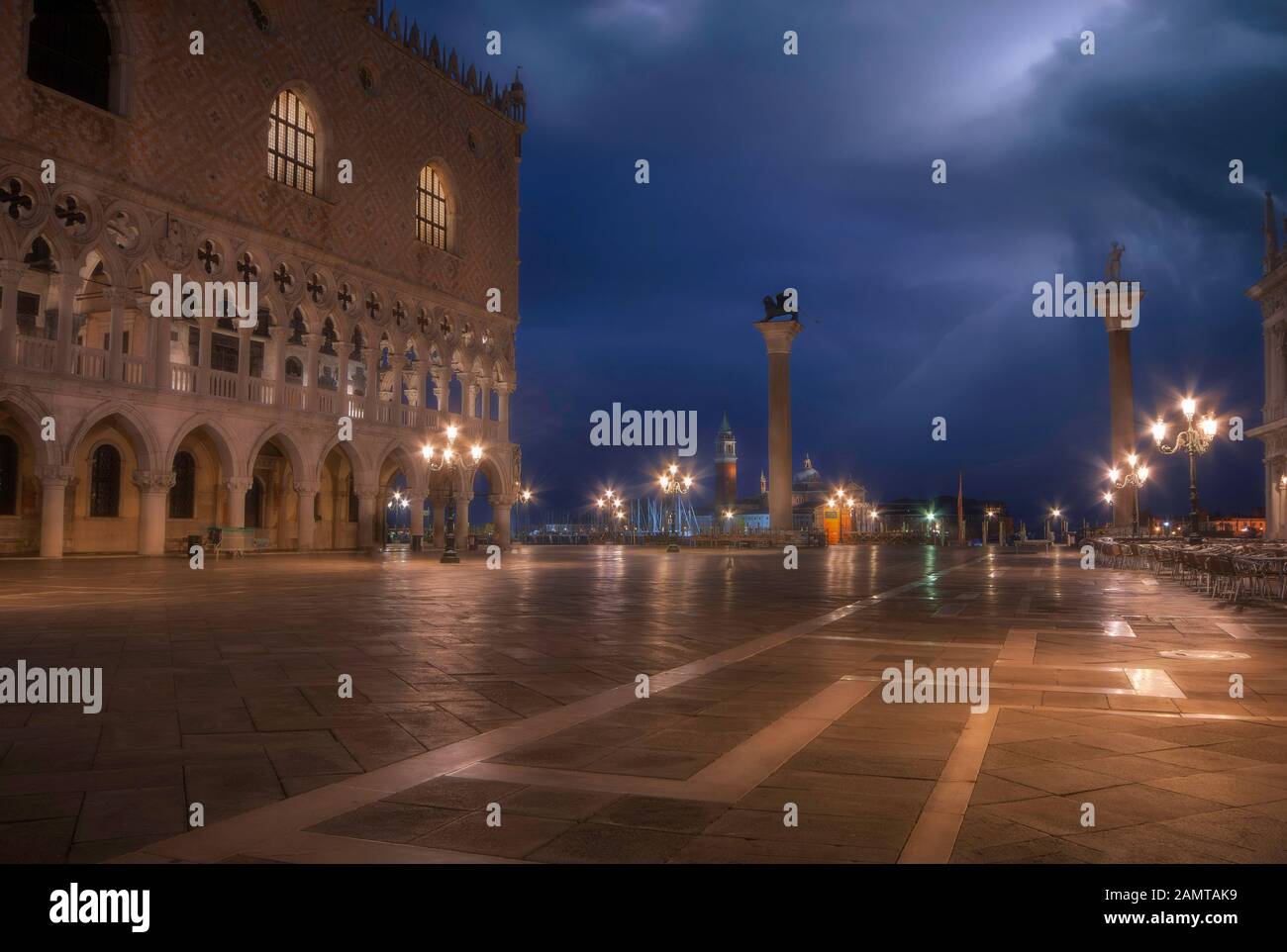 Plaza de San Marcos al atardecer (caminos venecianos 182), Venecia, Veneto, Italia Foto de stock