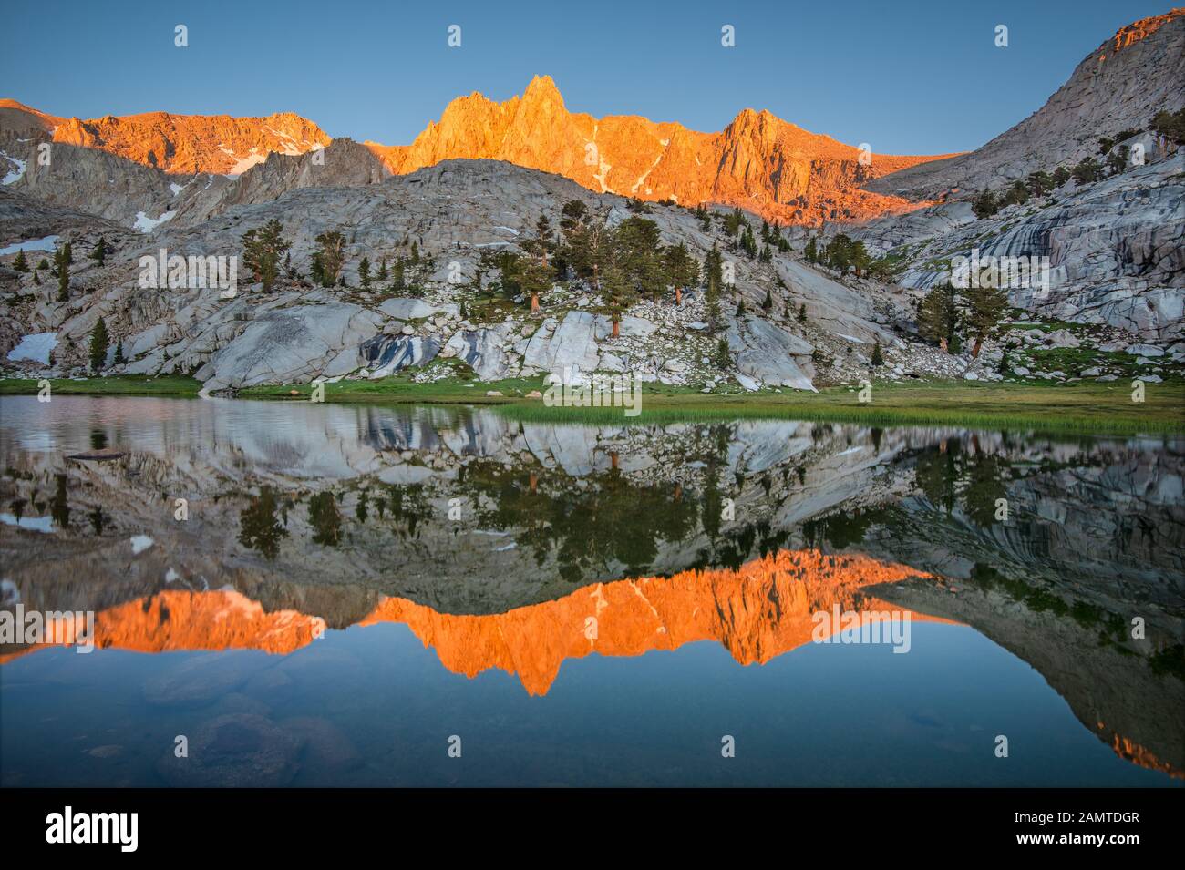 Reflexiones del Monte Irvine en el Lago Sailor al amanecer, Bosque Nacional Inyo, California, Estados Unidos Foto de stock