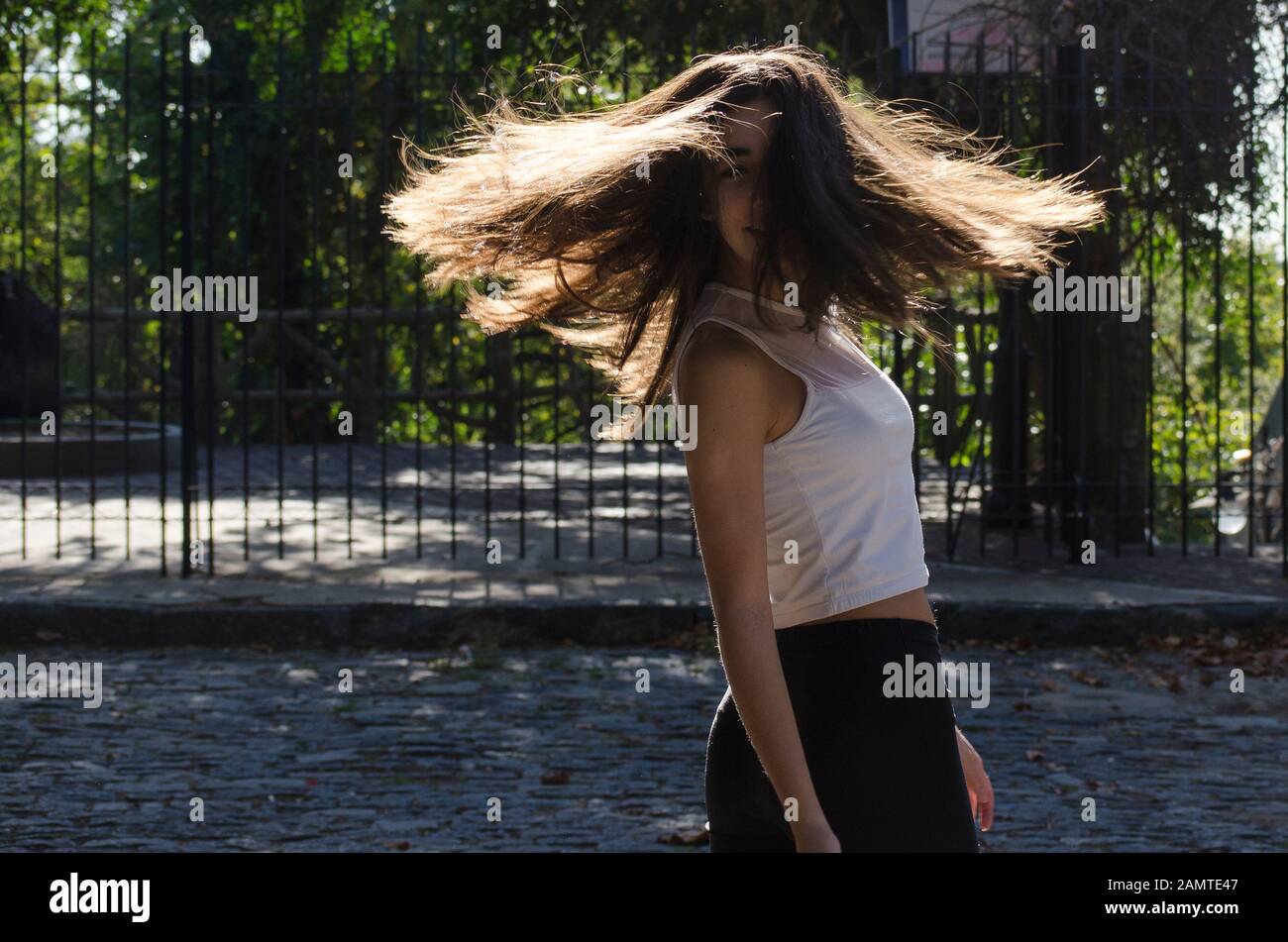 Adolescente de pie en la calle girando alrededor, Argentina Foto de stock