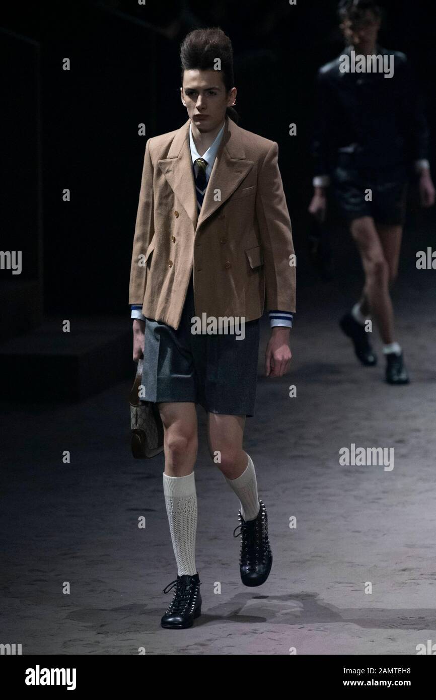 Hombre Con Mochila Azul De Louis Vuitton Con Elefante Antes De Daks Desfile  De Moda Milan Semana De La Moda Imagen de archivo editorial - Imagen de  calle, enero: 194562329