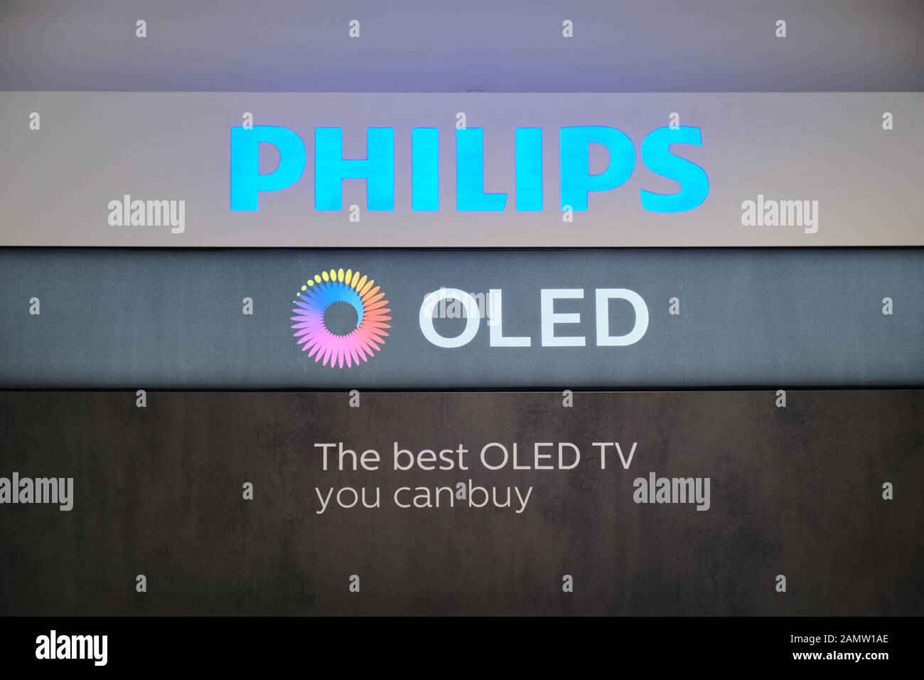 Bucarest, Rumanía - 22 de diciembre de 2019: Los logotipos de Philips y Oled se muestran en la sala de exposición EMAG, en Bucarest, Rumanía, y anuncian sus televisores 4K. Foto de stock