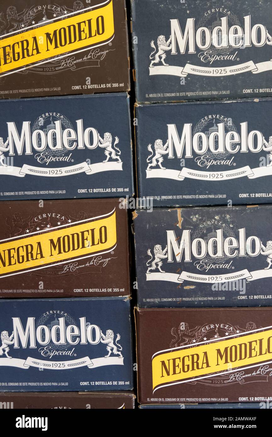 Cajas de cerveza Negra Modelo Mexicana mercado 28 mercado de souvenirs y artesanías en Cancún, México Fotografía de