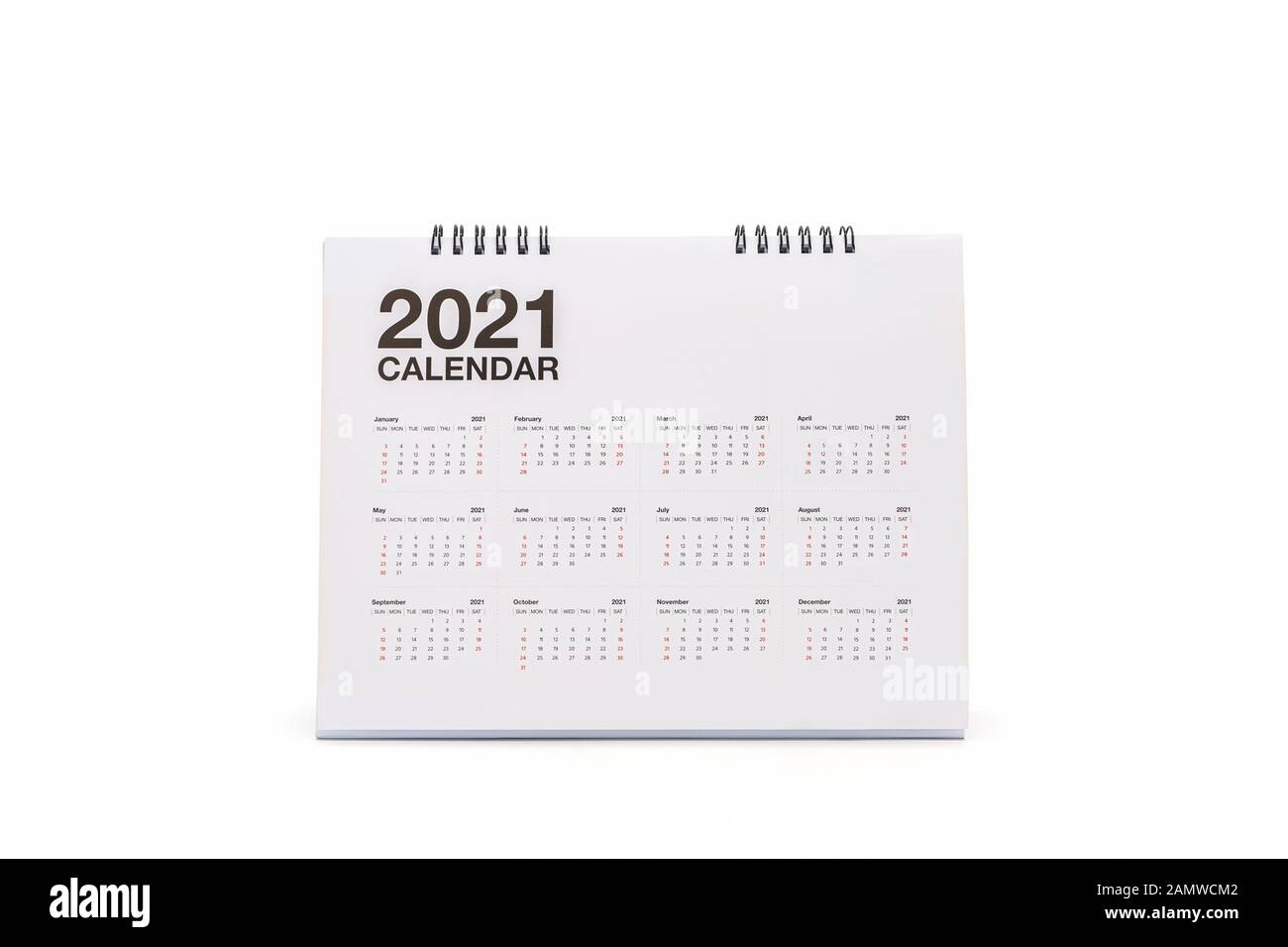 Calendario espiral de escritorio de papel blanco 2021 sobre fondo blanco. Foto de stock