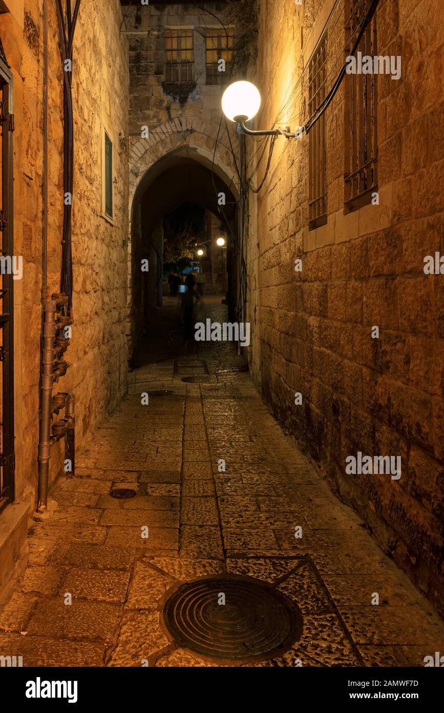 Antigua calle nocturna en el casco antiguo de Jerusalén, Israel. Foto de stock
