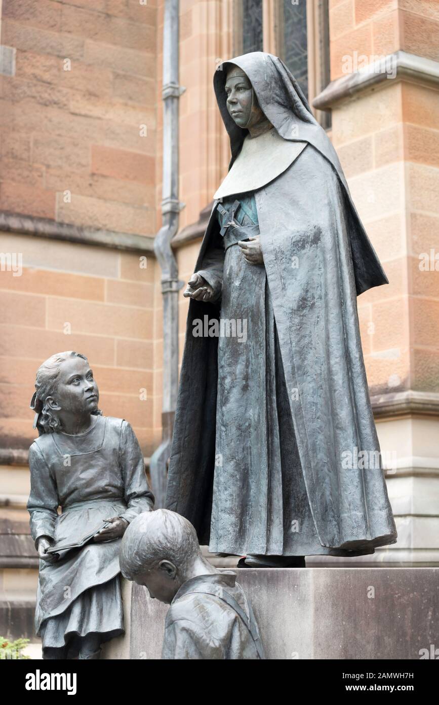 Una estatua de Santa María de la Cruz (Mary Helen Mackillop) en el lado occidental (College Street) de Saint Mary's Cathedral de Sydney, Australia Foto de stock