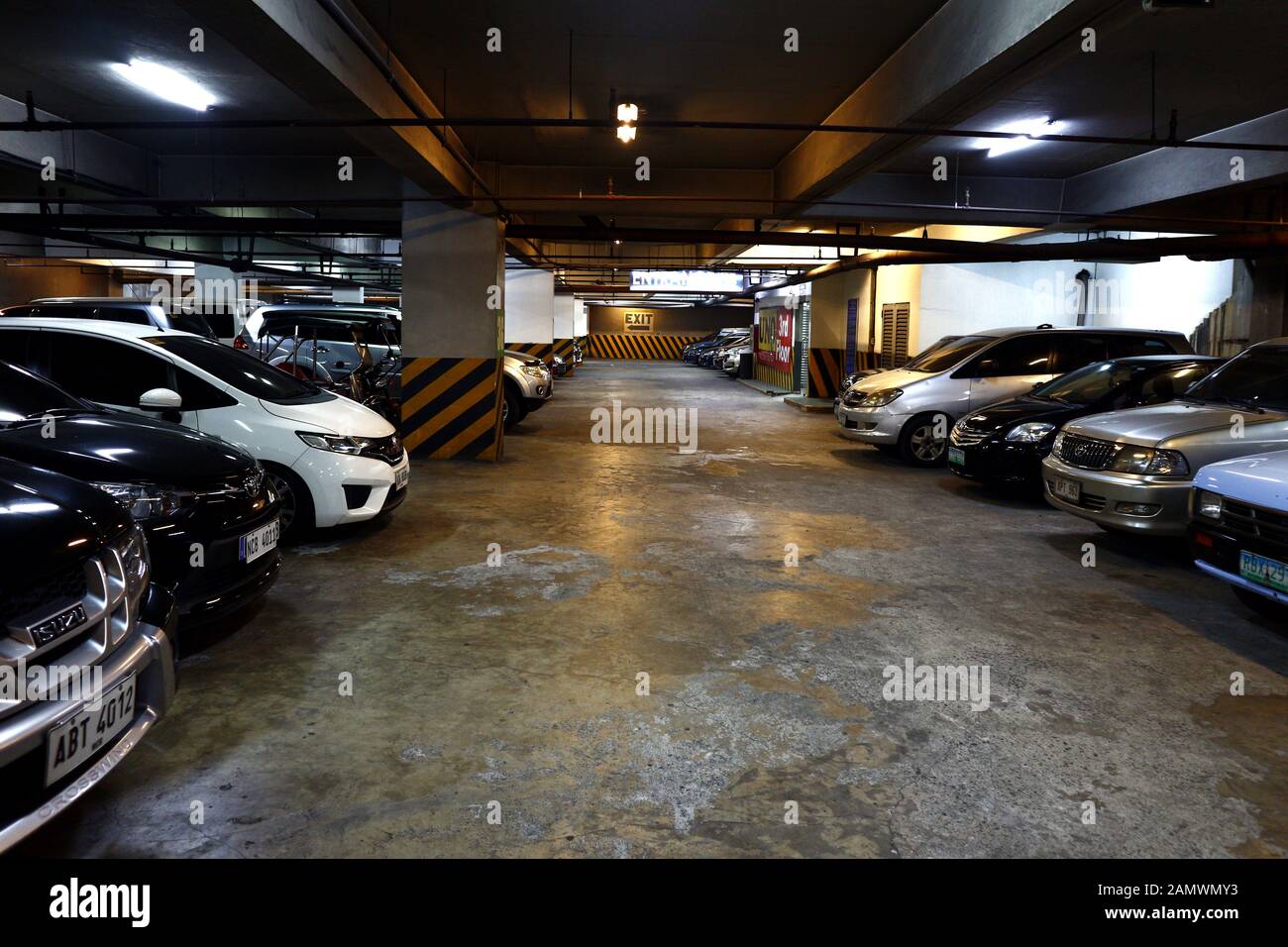 Antipolo City, Filipinas - 10 de enero de 2020: los automóviles  particulares estacionados en un sótano del edificio de aparcamiento  Fotografía de stock - Alamy