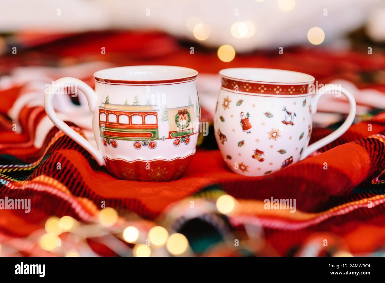 Dos bellas tazas con decoración de Navidad. Ambiente festivo y tazas de  chocolate caliente. Still life de Navidad Fotografía de stock - Alamy