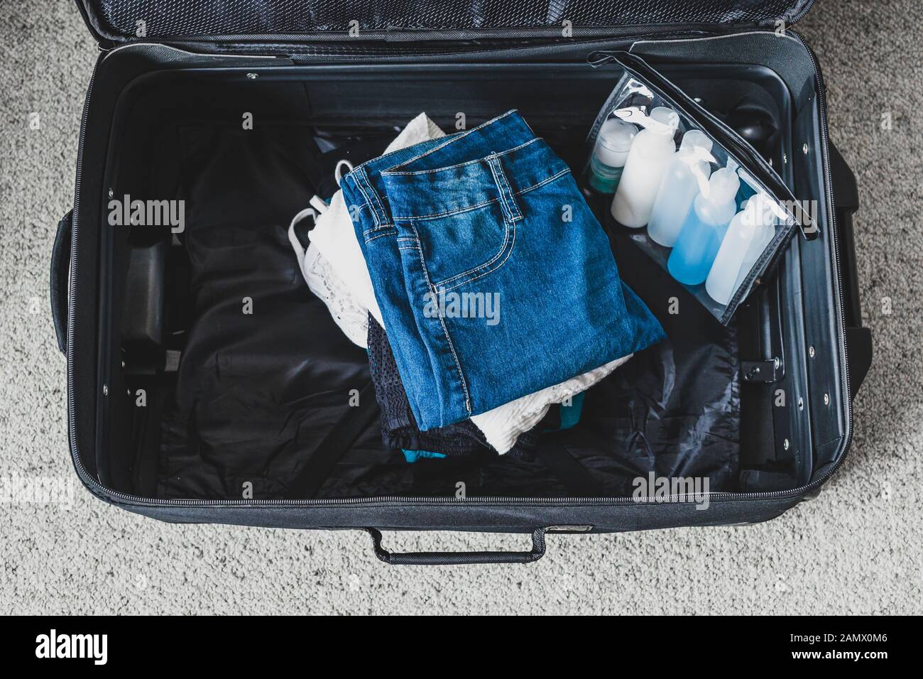 Bolsa transparente con las cantidades de líquidos permitidas para avión  equipaje de mano Fotografía de stock - Alamy