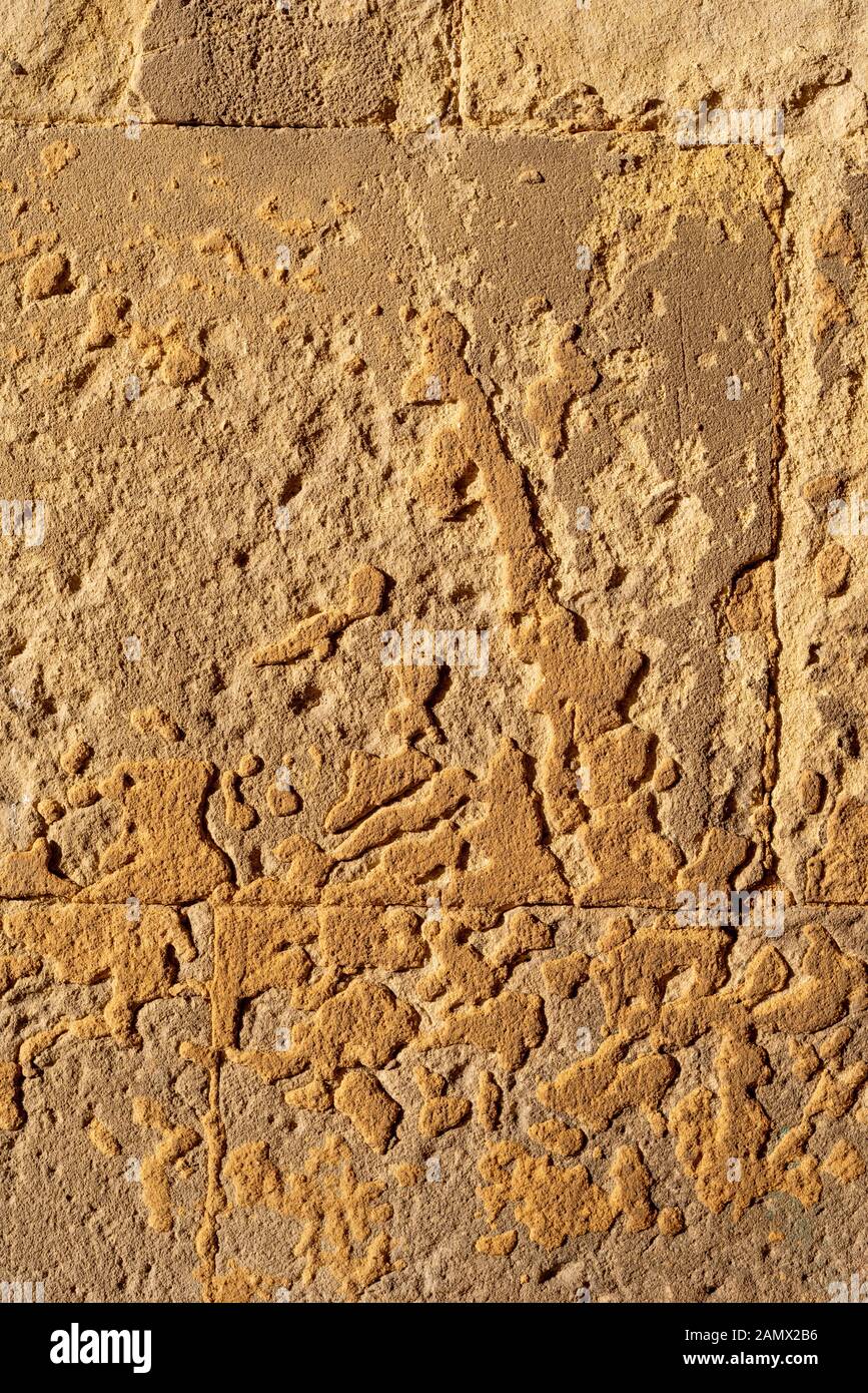 Las texturas de la pared de una roca lisa de piedra caliza en un edificio, el casco antiguo de la ciudad de Alicante, España Foto de stock