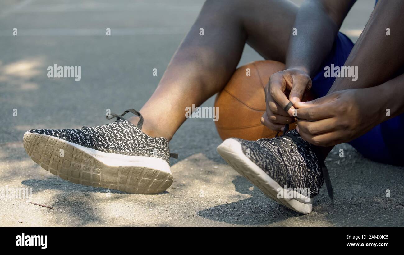 de baloncesto atado zapatos, primer plano de las piernas hombre Fotografía de stock - Alamy