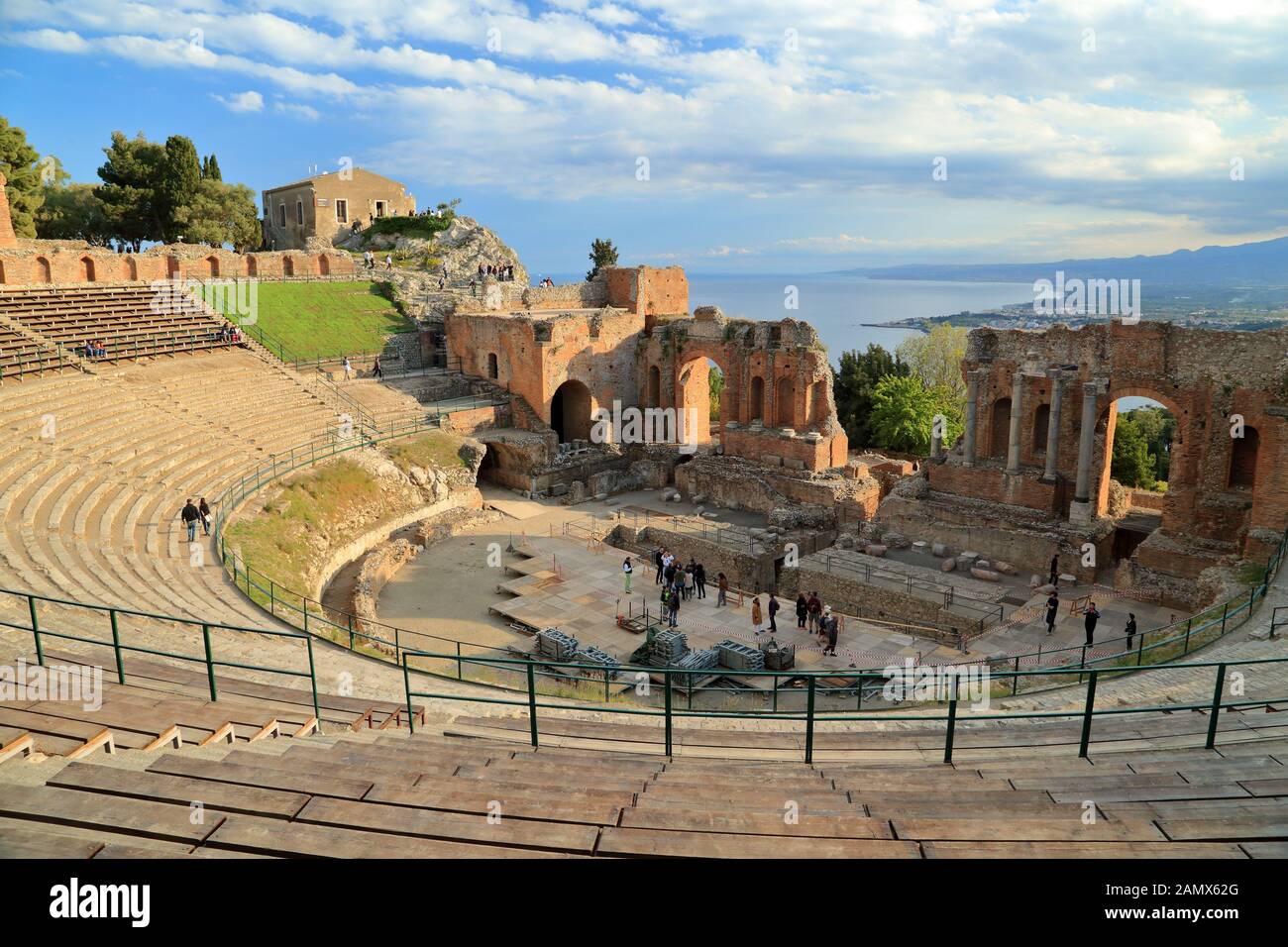 Antiguo teatro griego (Teatro Greco) de Taormina. Teatro antico di Taormina Foto de stock