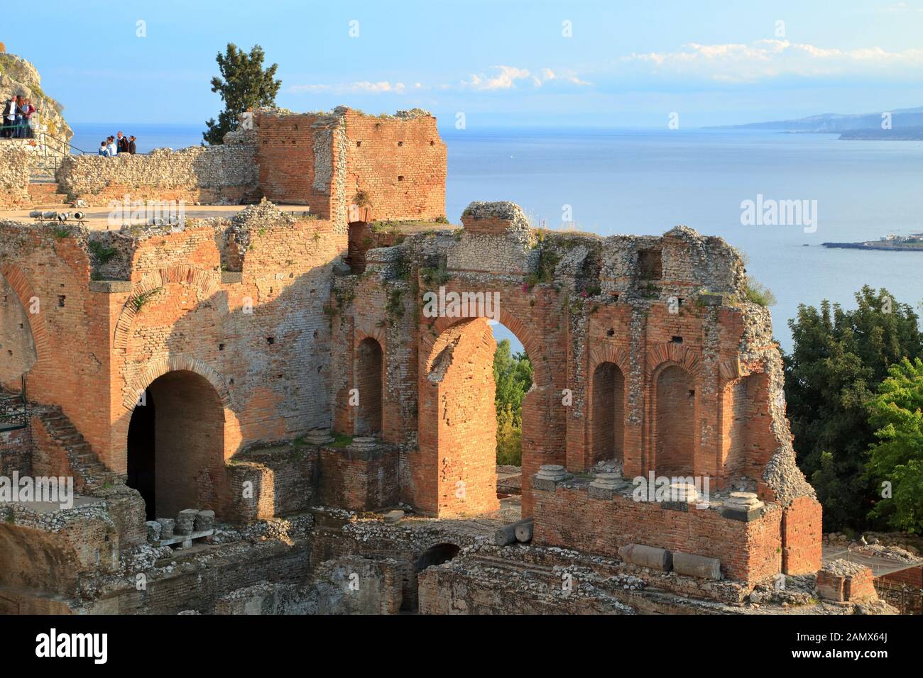Antiguo teatro griego (Teatro Greco) de Taormina. Teatro antico di Taormina Foto de stock