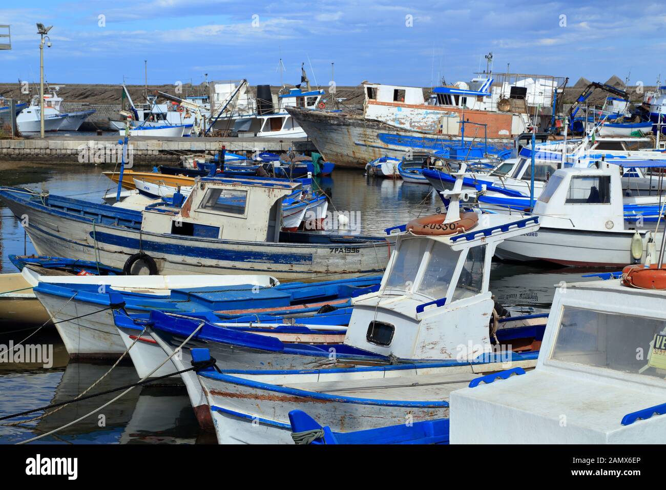 Barcos de pesca en el puerto Porto di Porticello de Santa Flavia Foto de stock
