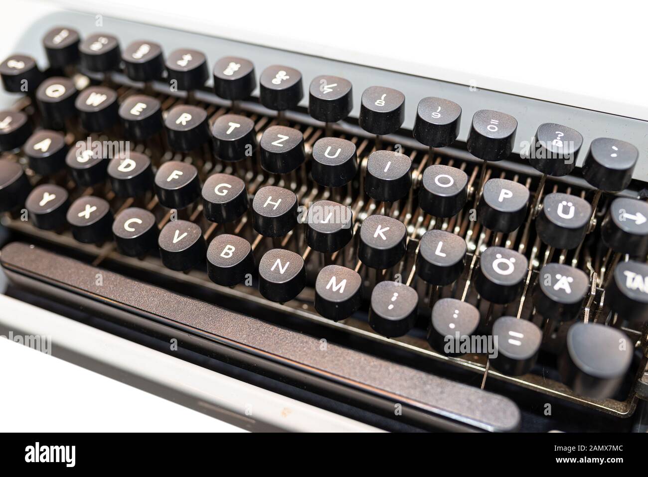 Máquina de escribir manual clásico, en color blanco, con una distribución  de teclado alemán, aislado en un fondo blanco, con un trazado de recorte  Fotografía de stock - Alamy