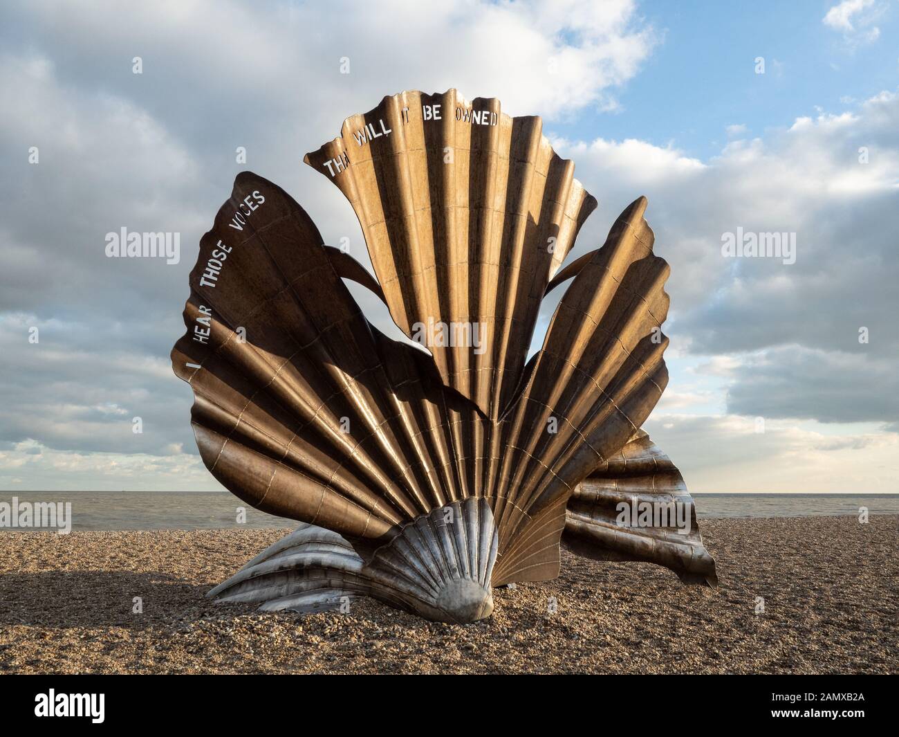 Una vista de la escultura de shell en Aldeburgh Beach en la brillante luz del sol con las nubes en el cielo. Foto de stock