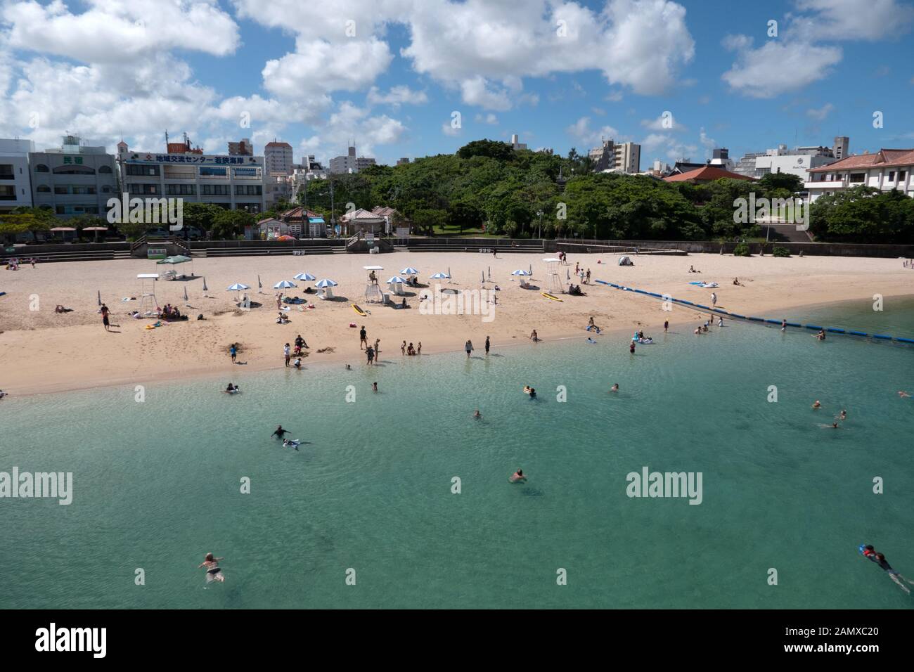 Naminoue Beach en Naha, Okinawa, Japón, Asia. Los japoneses la natación, los turistas relajarse durante las vacaciones. El agua cristalina del mar Foto de stock