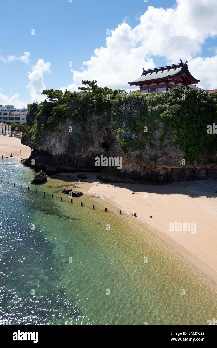 Santuario de Naminoue cerca de la playa en Naha, Okinawa, Japón, Asia. Gente japonesa nadando. Agua cristalina de mar con edificio religioso y templo Shinto Foto de stock