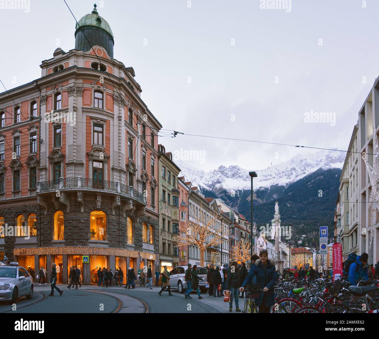 Innsbruck con decoraciones navideñas, en diciembre de 2018 Foto de stock