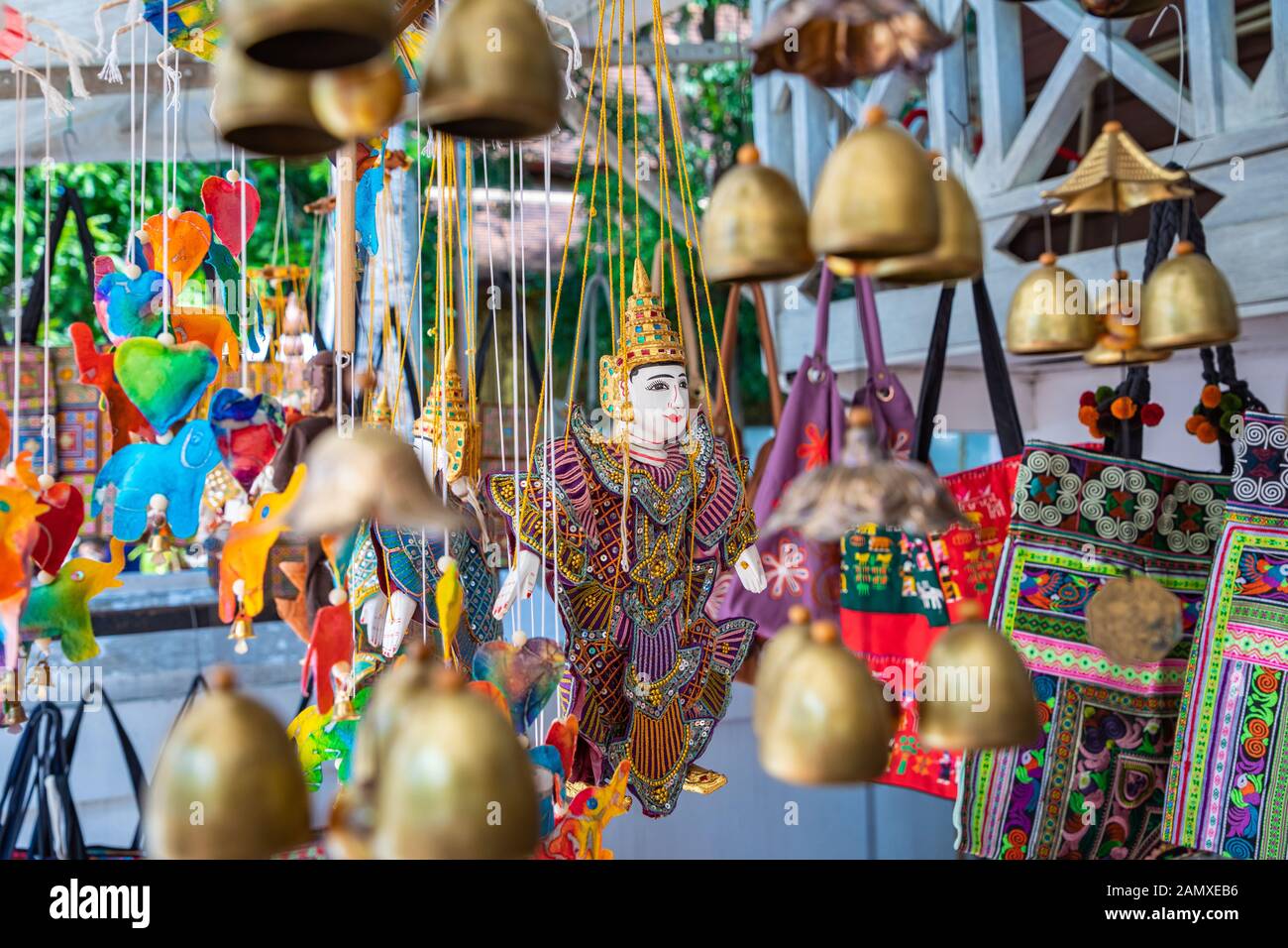 Marionetas decorativas de tela tradicional para la venta en el mercado nocturno en Laos. Foto de stock