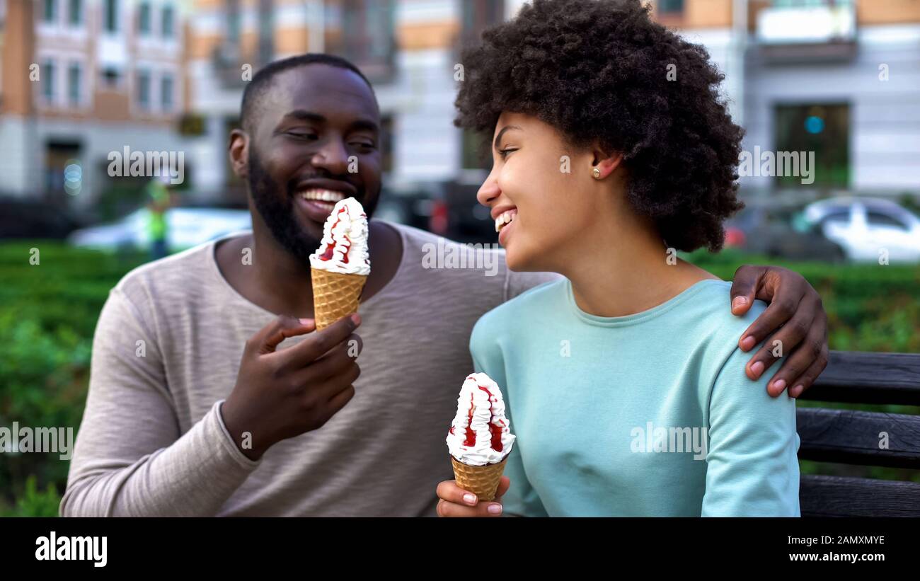 Pareja comiendo helado fotografías e imágenes de alta resolución - Alamy Pareja comiendo helado fotografías e imágenes de alta resolución - Alamy